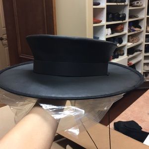 Tom banwell plague doctor leather hat.